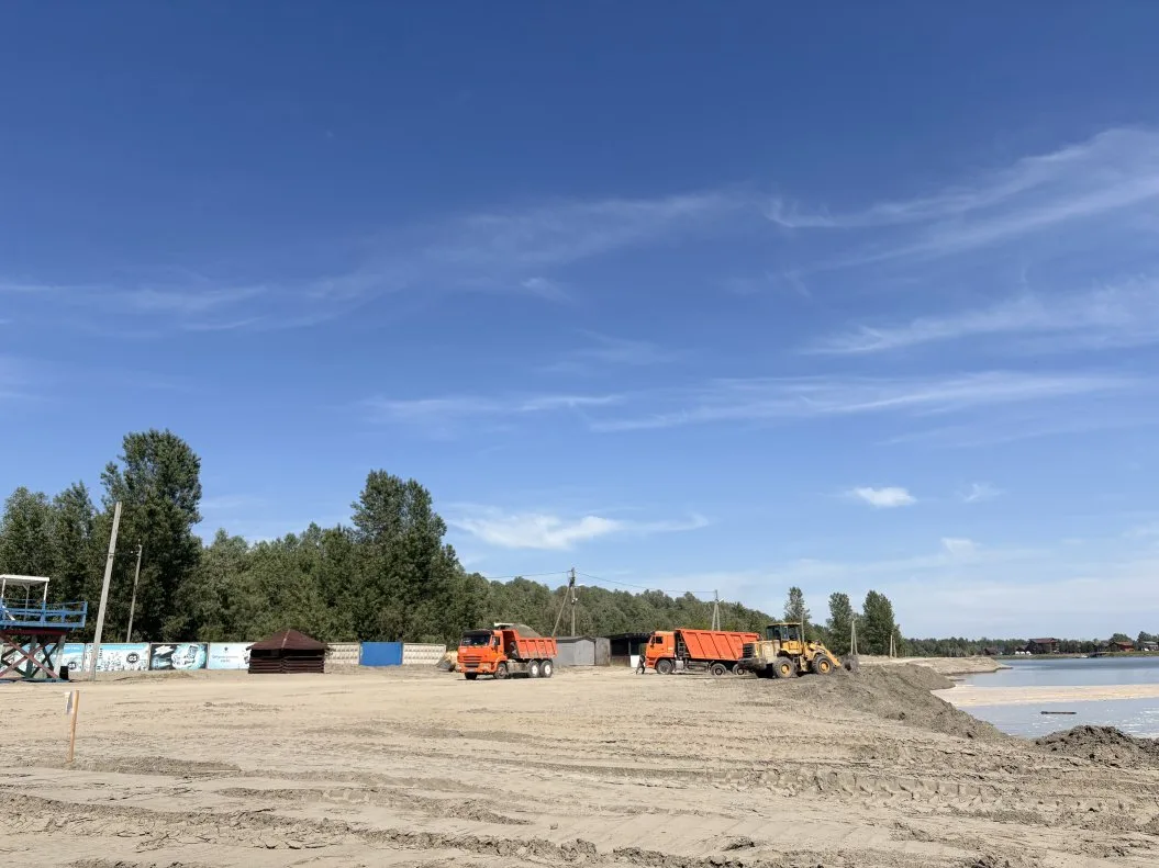 В Барнауле +29, на острове Помазкин — суета 🚚

Пляж готовят к открытию сезона, сообщает мэрия. Сейч