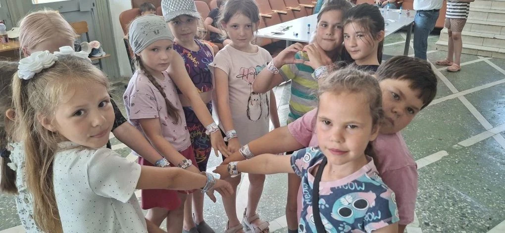 В Рябичевском СДК прошёл мастер-класс, приуроченный ко Дню России. Участники изготовили браслеты с с