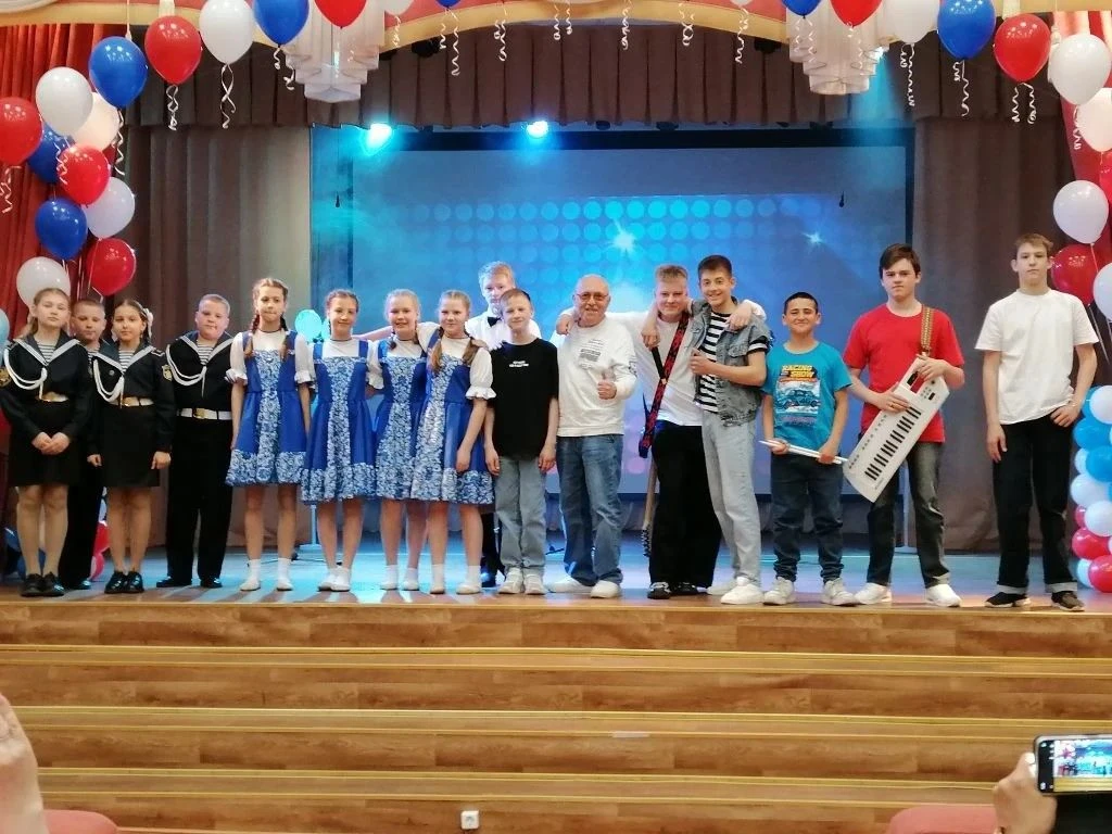 27 мая состоялся концерт "Здравствуй, лето", посвящённый открытию школьного лагеря "Искорка". На сце