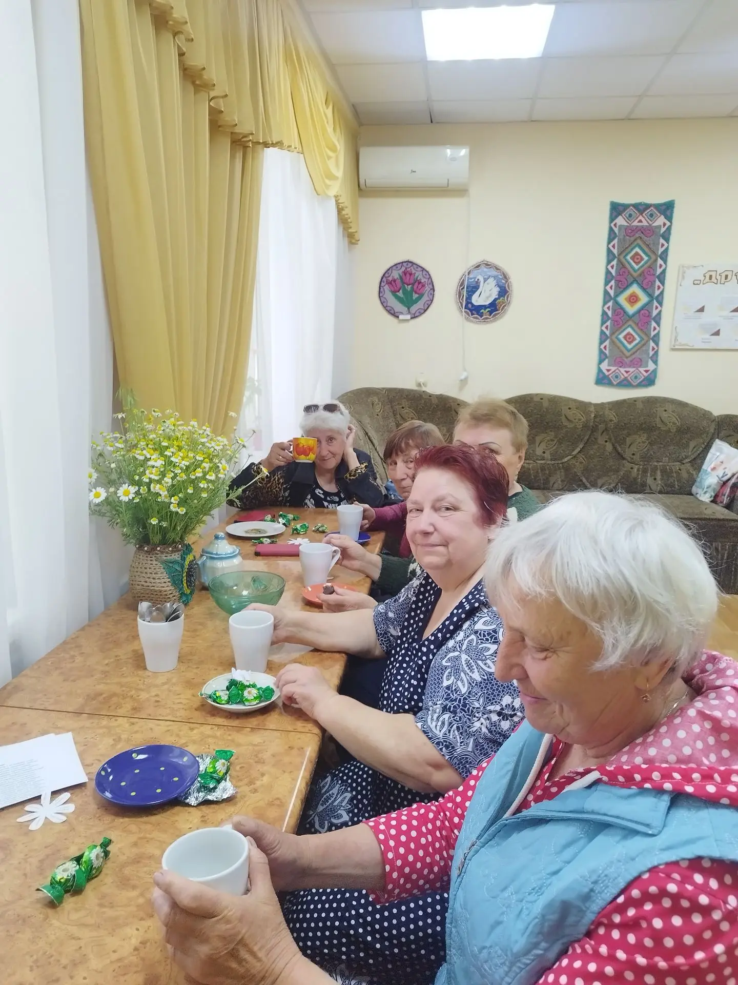 Сегодняшняя встреча была посвящена прекрасным творениям природы — ромашкам. Цветы сопровождают челов
