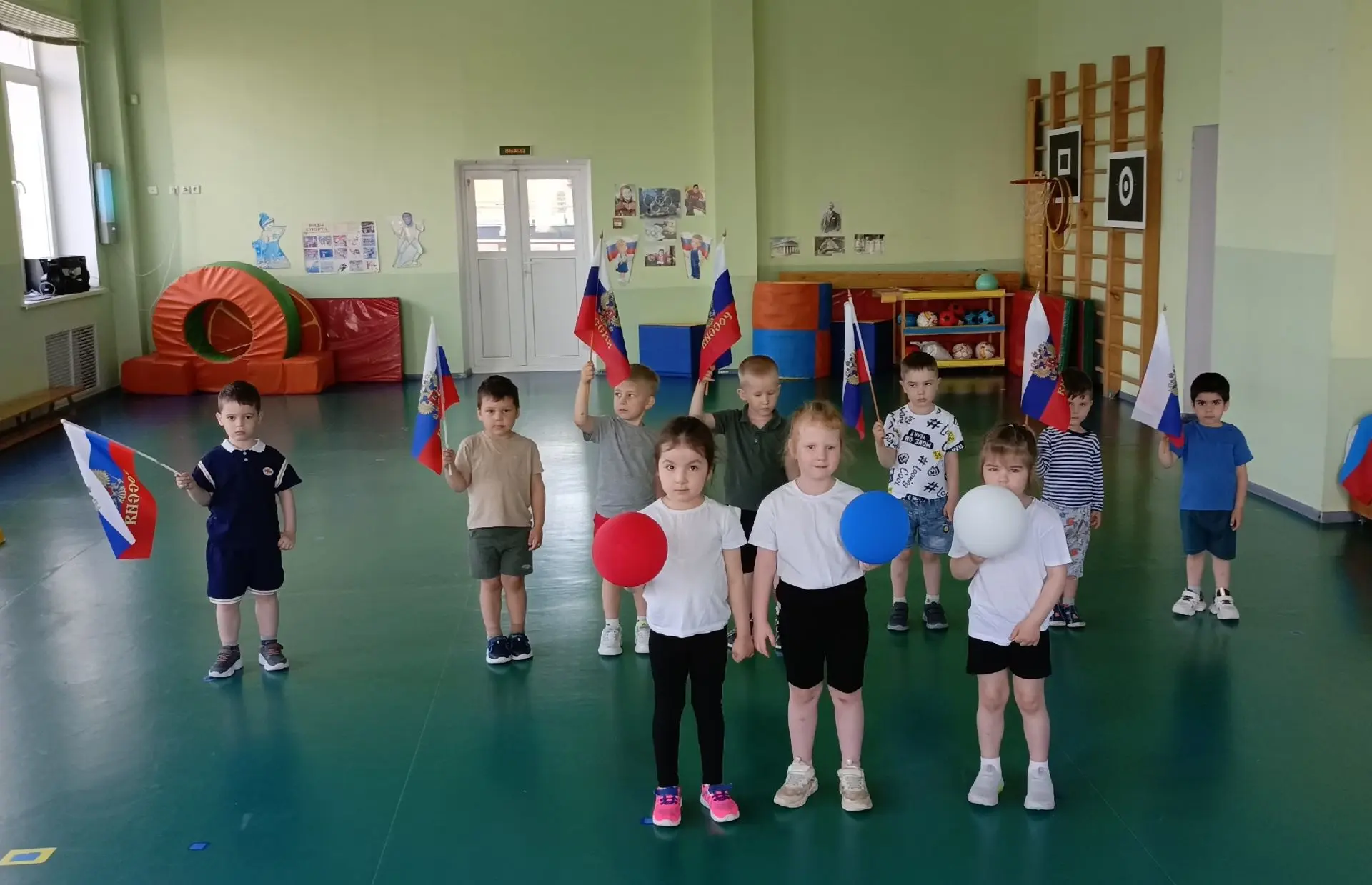 12 июня вся наша страна отмечает День России! В нашем детском саду мы провели физкультурный праздник
