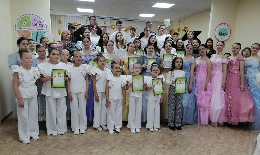 Отчетный концерт 


Вот и пролетел ещё один учебный год, наполненный гаммами, этюдами, первыми па и 
