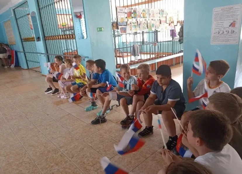Девятый день - день России.

«С Днём России нашей славной,
Нашей Родины святой!
Всем желаем мира, сч