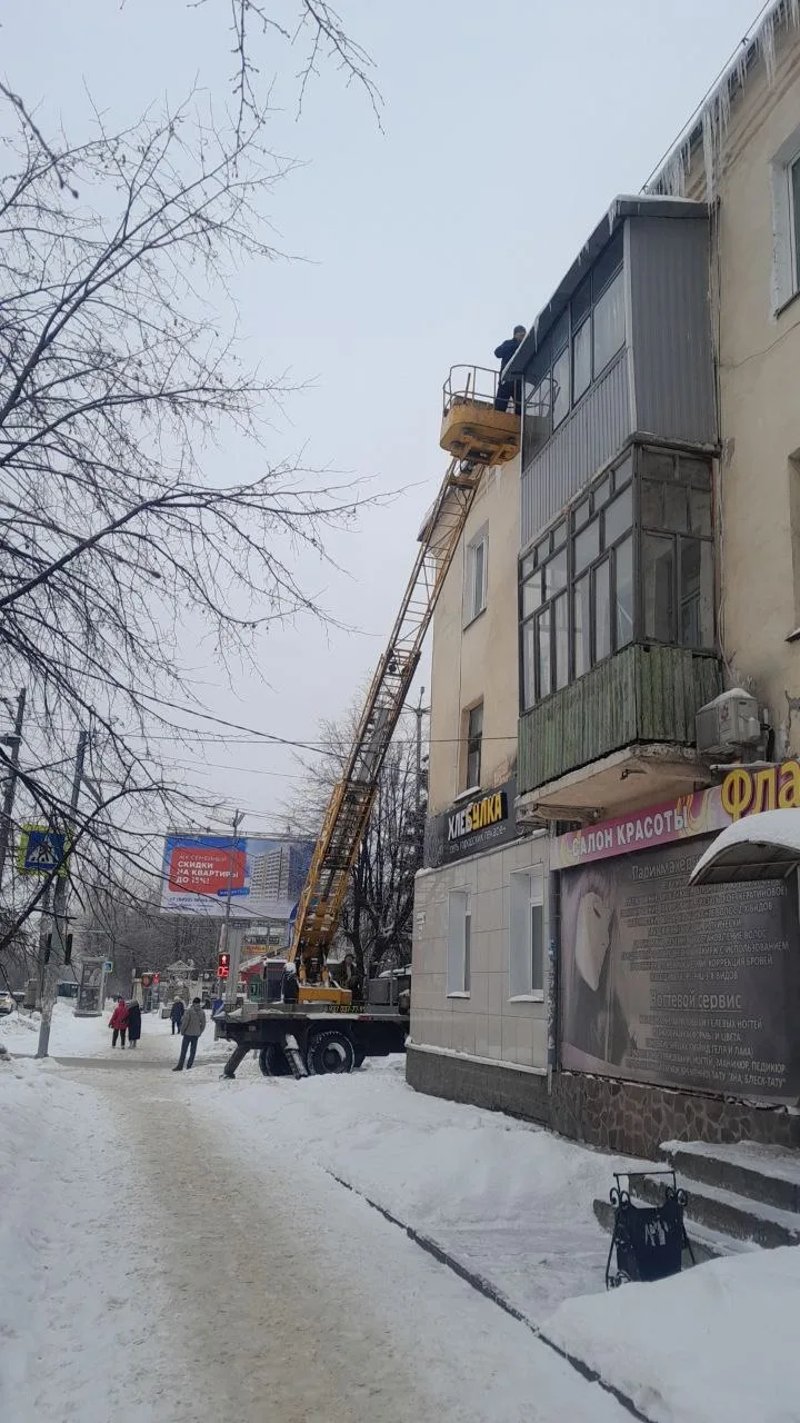 Производится очистка кровли от сосулек и наледи пр-т Гая д.27/2а