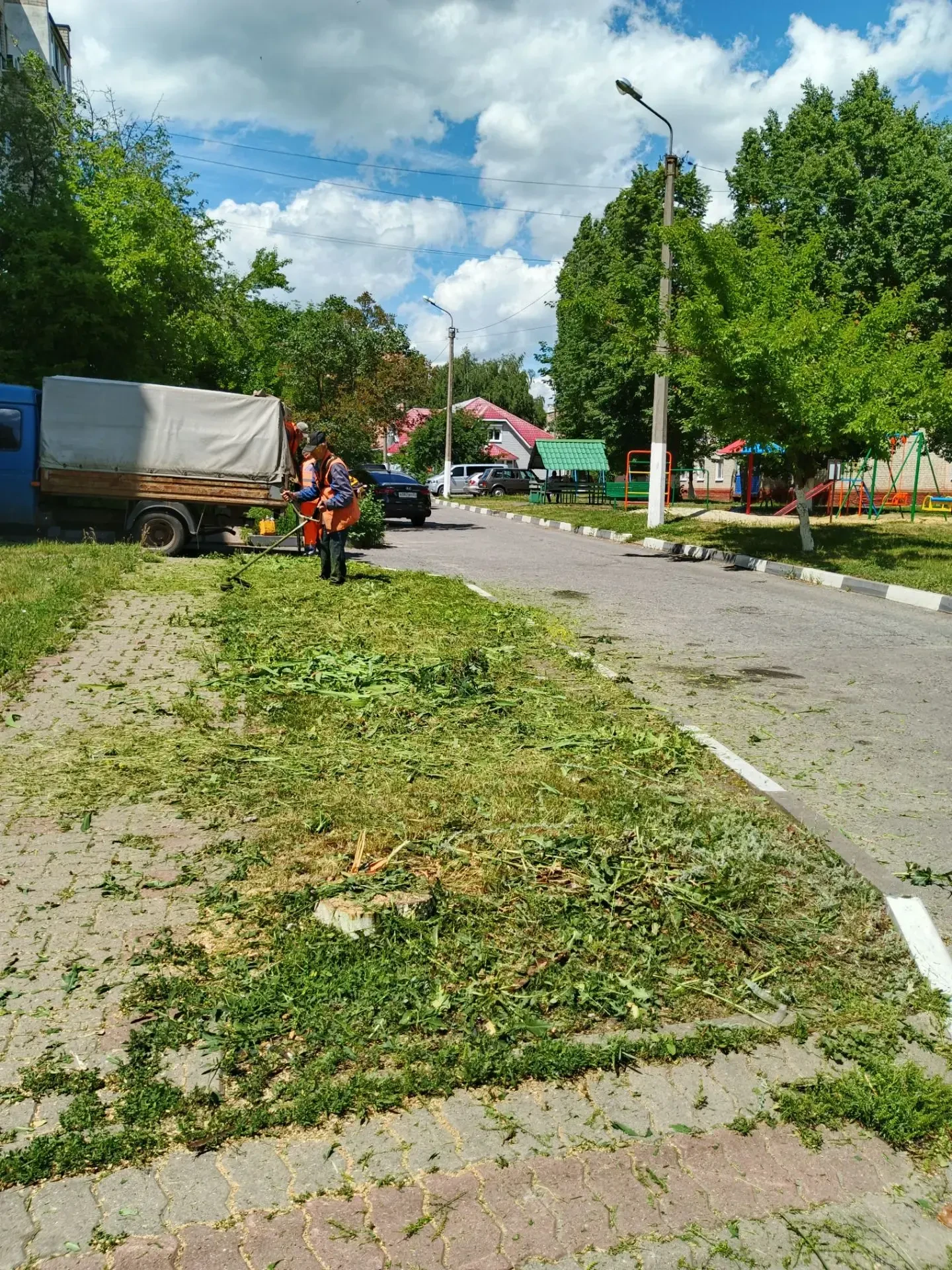 Продолжается покос травы придомовых территорий
