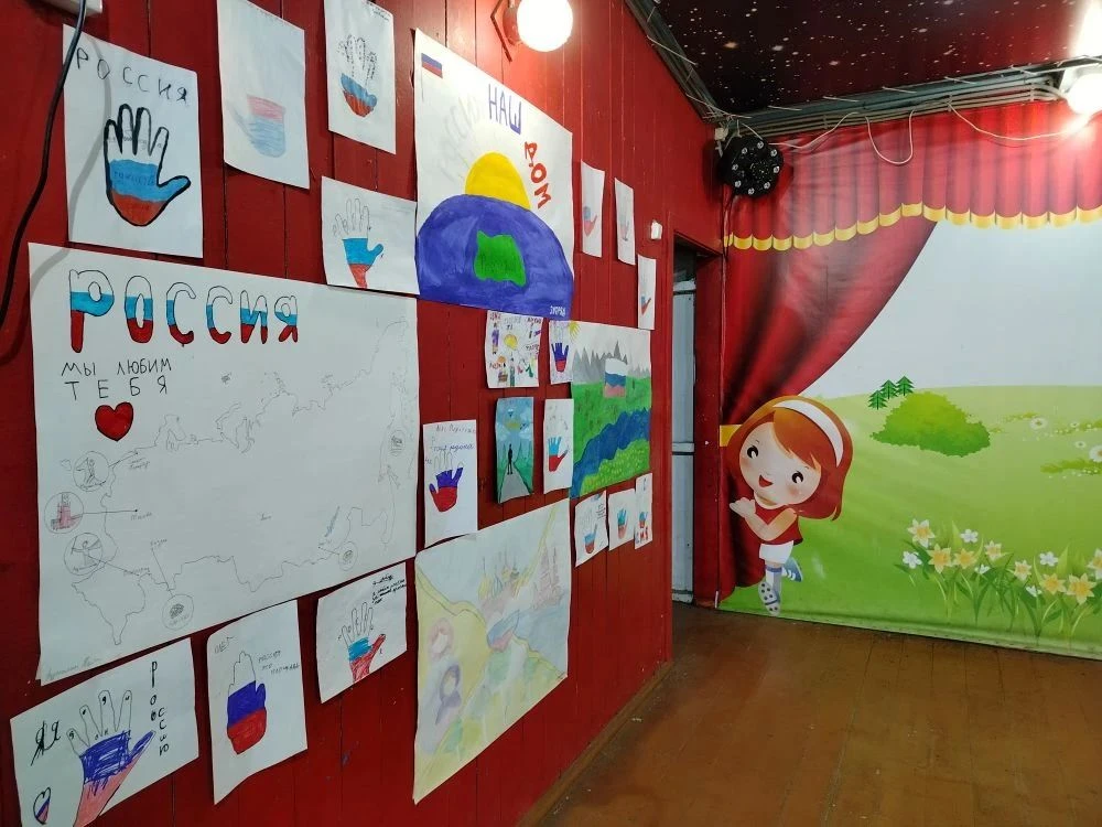 🇷🇺День России в ДЦО "Энергия" начался с выставки рисунков про любимую страну. "За что я люблю Росс