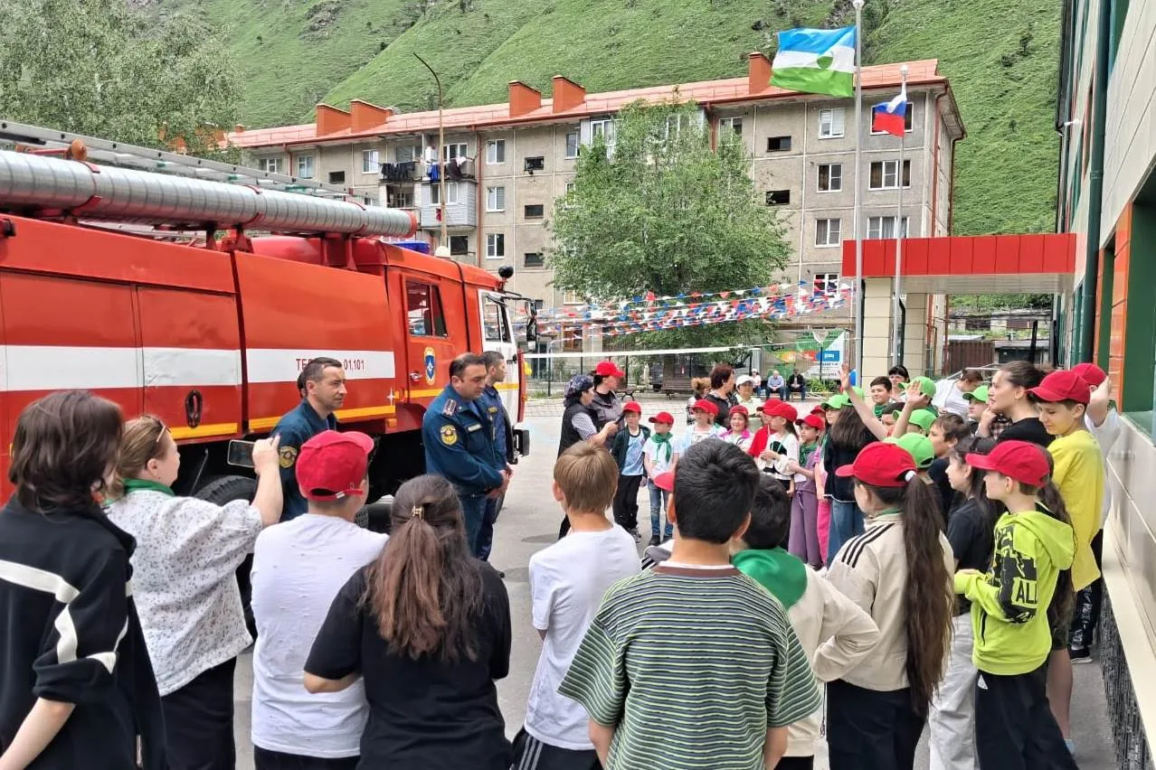Показали работу пожарной техники
 
В целях недопущения роста пожаров, происходящих в летний пожарооп