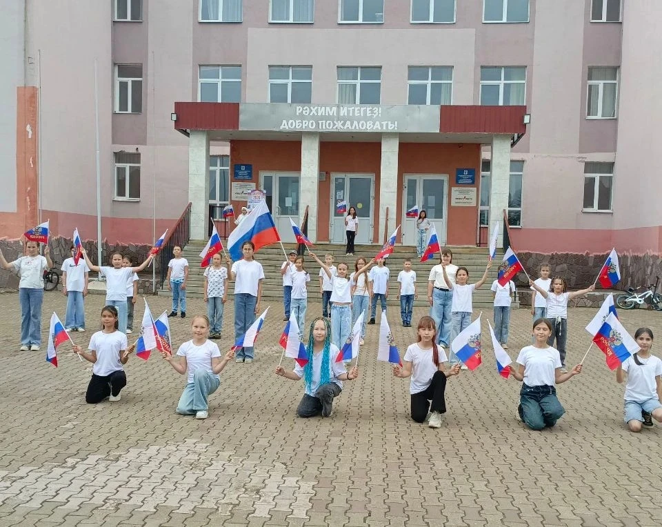 День России в пришкольном лагере.🇷🇺

Ребята отправились в познавательное путешествие по станциям. 