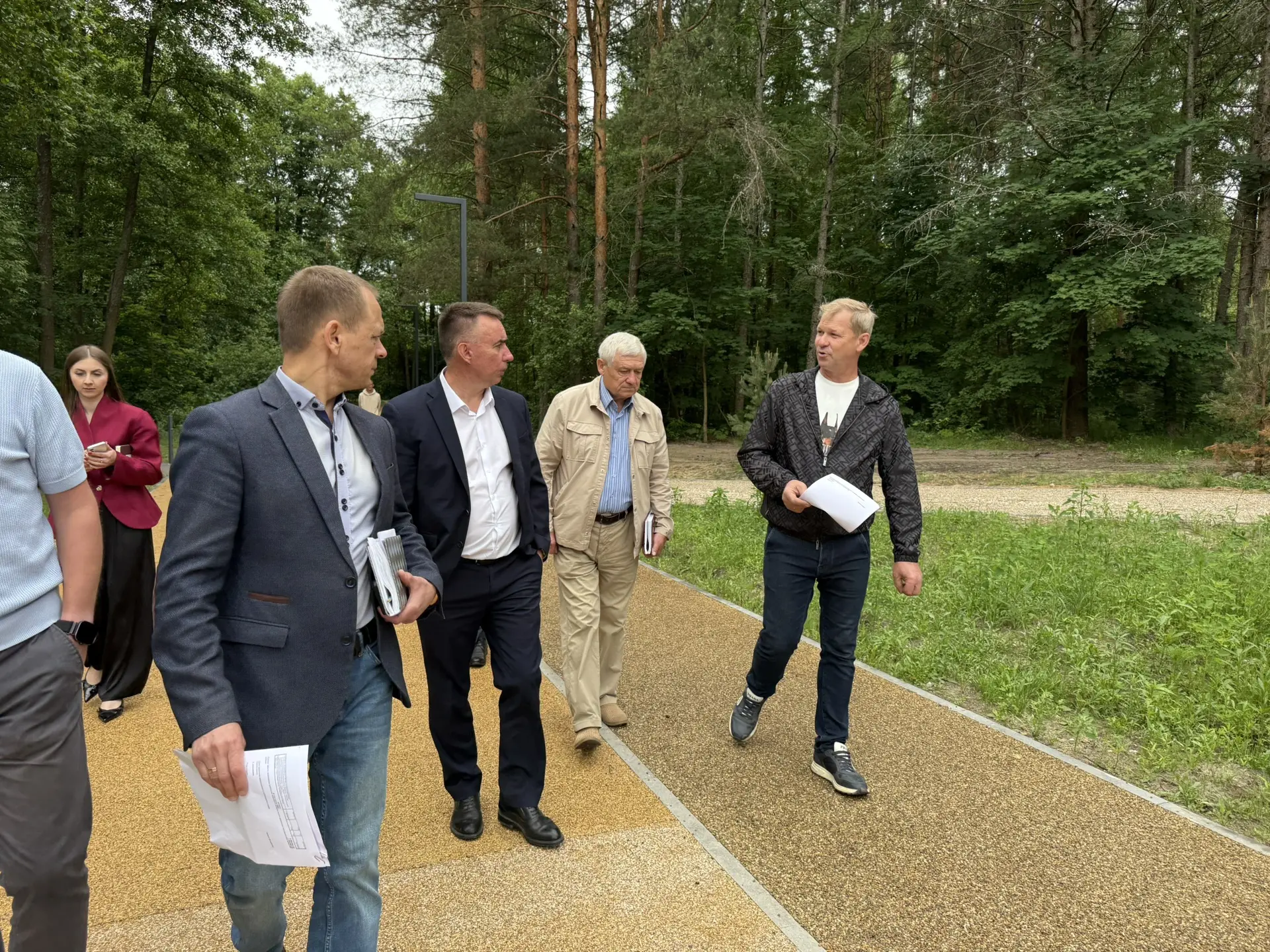 Сегодня с подрядчиком проверил озеро Черное и набережную Вольгинского. 

Объекты реализованы благода