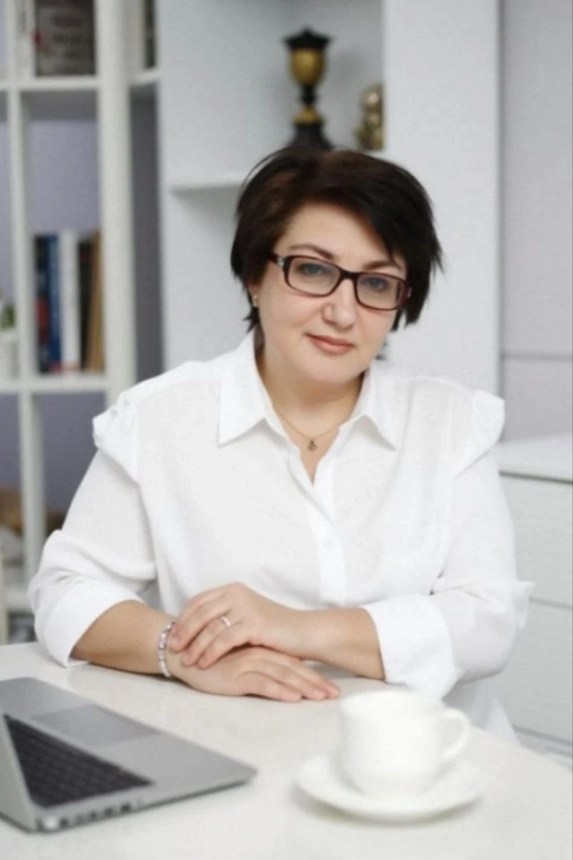 #эмоции
Подавленные эмоции — это не выраженные состояния, которые не исчезают, а «застревают» в орга