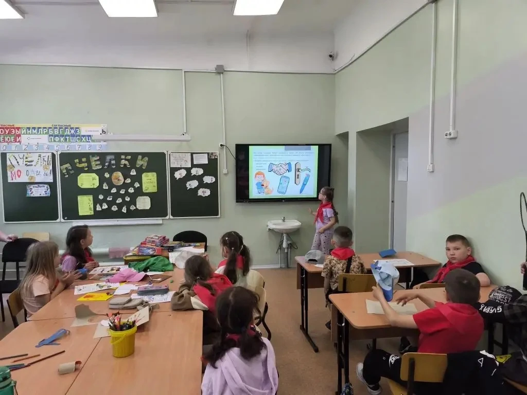Каждое утро в нашем лагере дневного пребывания традиционно стартует с «минуток здоровья» 💪. Мы гово