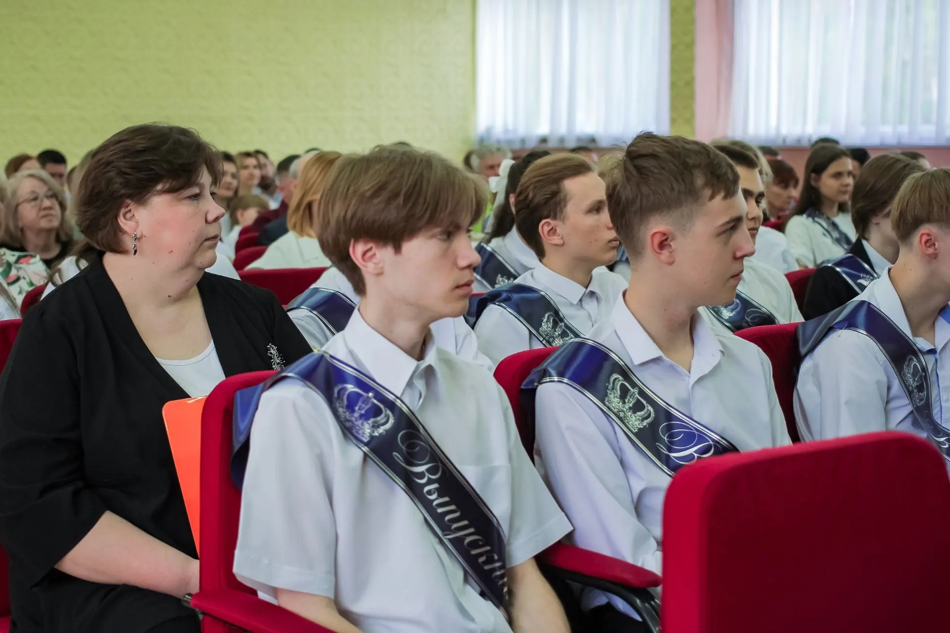 Вчера последний звонок прозвучал и для наших девятиклассников. 
Позади — важный этап школьной жизни: