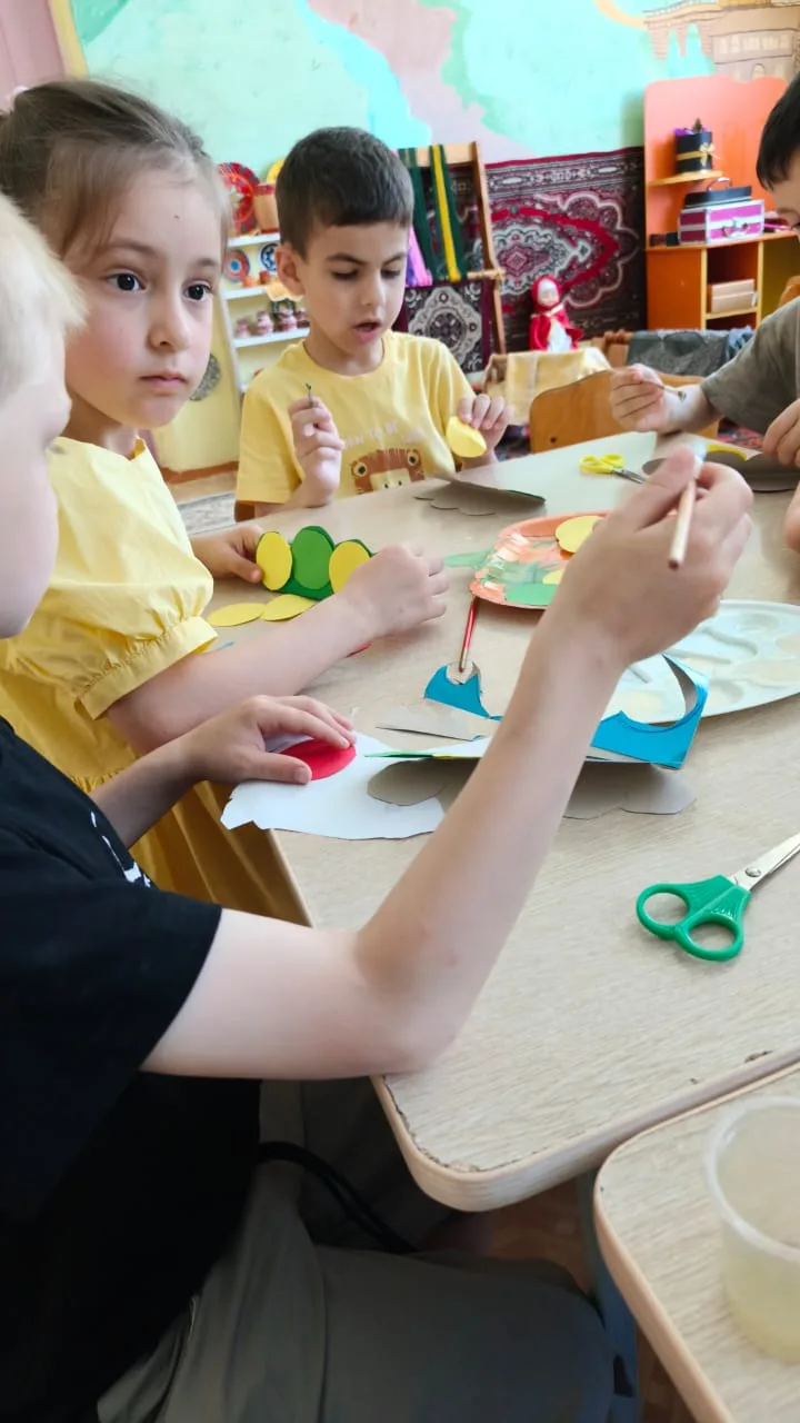 Аппликация в средней группе "Звёздочки" 
Цель: Продолжить формирование на доступном для каждого ребе