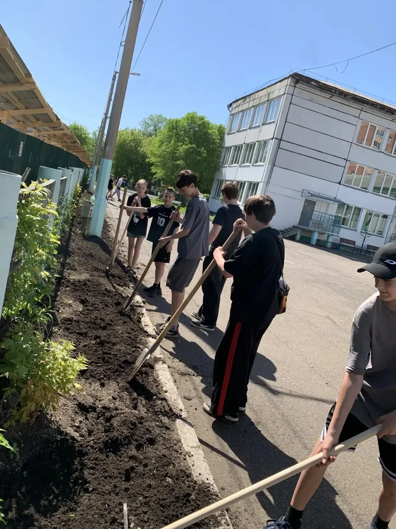 🌿 1 июня — не только День защиты детей, но и день заботы о природе! 🌸
На  пришкольной территории о