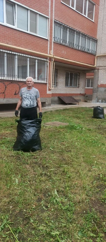🌿 Трава растёт — мы косим
 
Продолжаем плановую работу по покосу дворовых территорий. Наши сотрудни