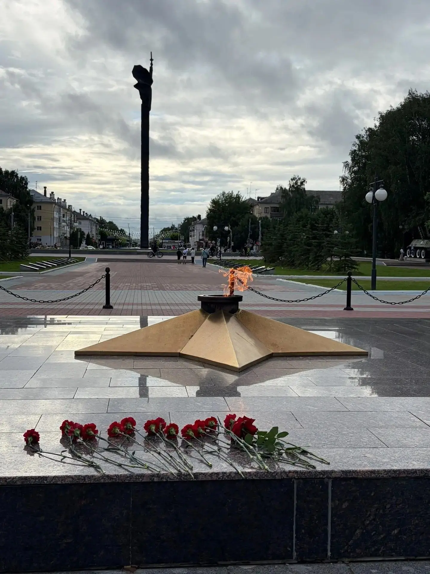 22 июня — День памяти и скорби.
Выпускной 11А класс вместе с классным руководителем принял участие в