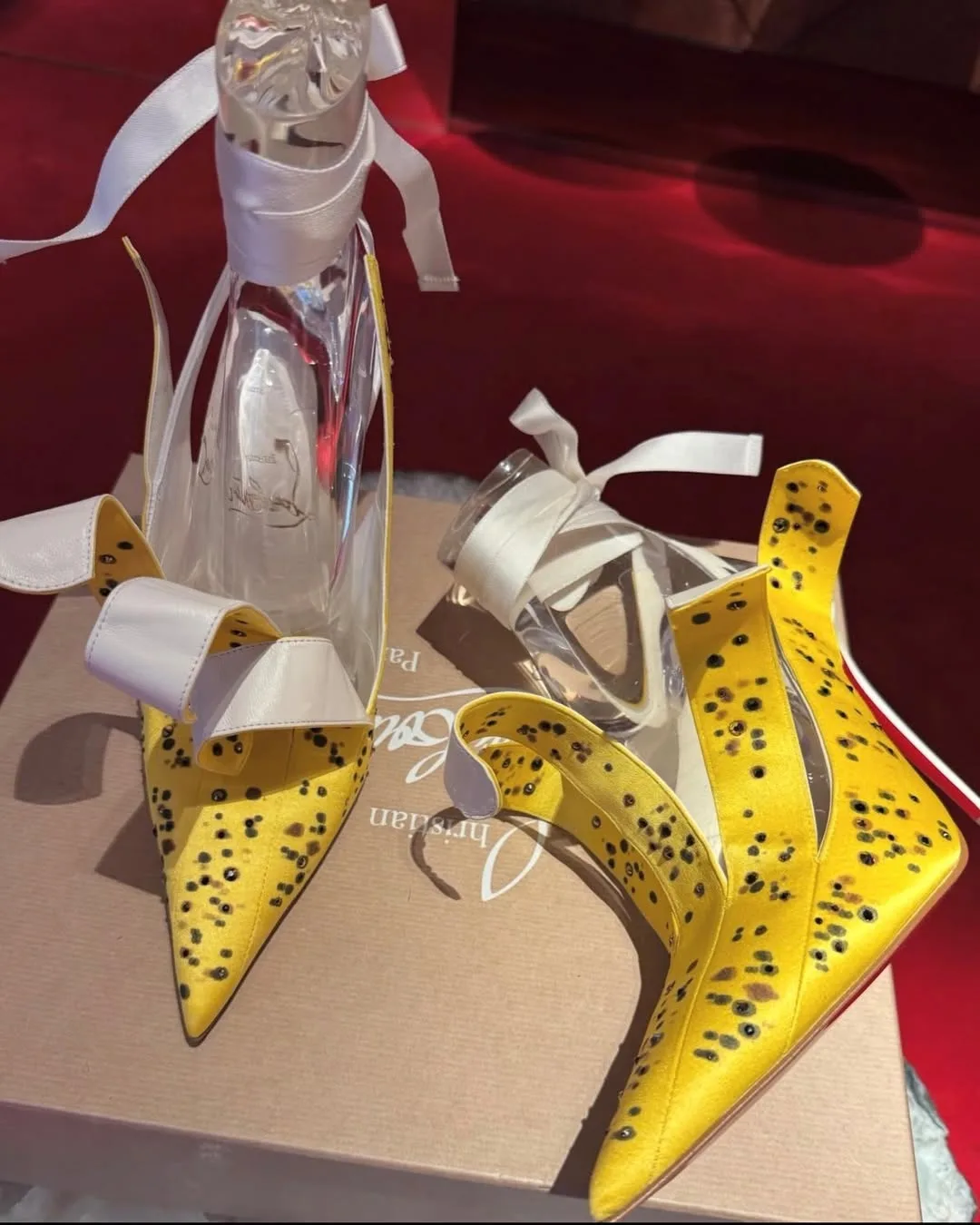 Банан надо? 🍌 

Christian Louboutin выпустил туфли из желтого атласа, с кожаными вставками ручной р