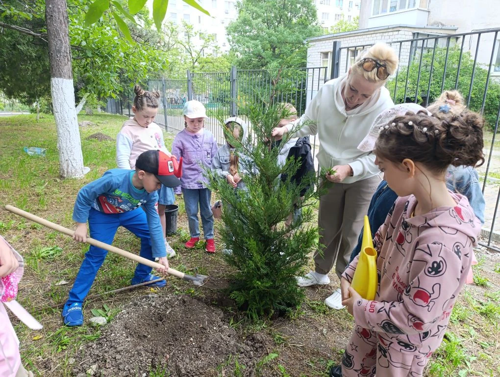 💫🎉 В этом году мы проводили в большую школьную жизнь 🏫 сразу три потрясающие группы выпускников! 