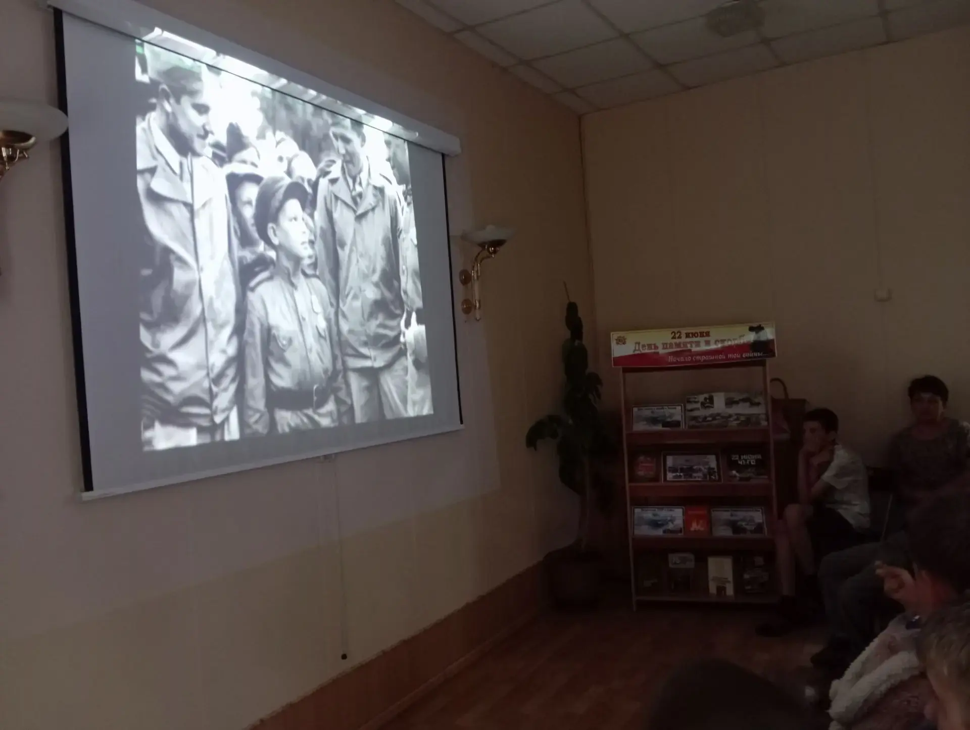 Каждый год, 22 июня ровно в 4 часа утра, люди зажигают миллионы свечей и несут их к мемориалам памят