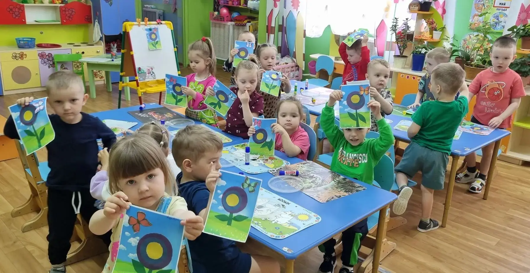 🌼 Наши маленькие творцы: аппликация «Цветочная полянка» 🌼
В младшей группе прошло увлекательное за