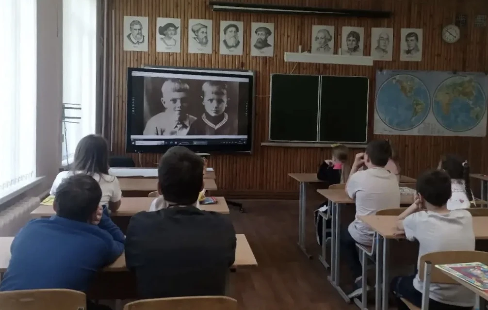 19 июня в школьном лагере "Радуга" прошли тематические мероприятия, посвящённые Дню памяти и скорби.