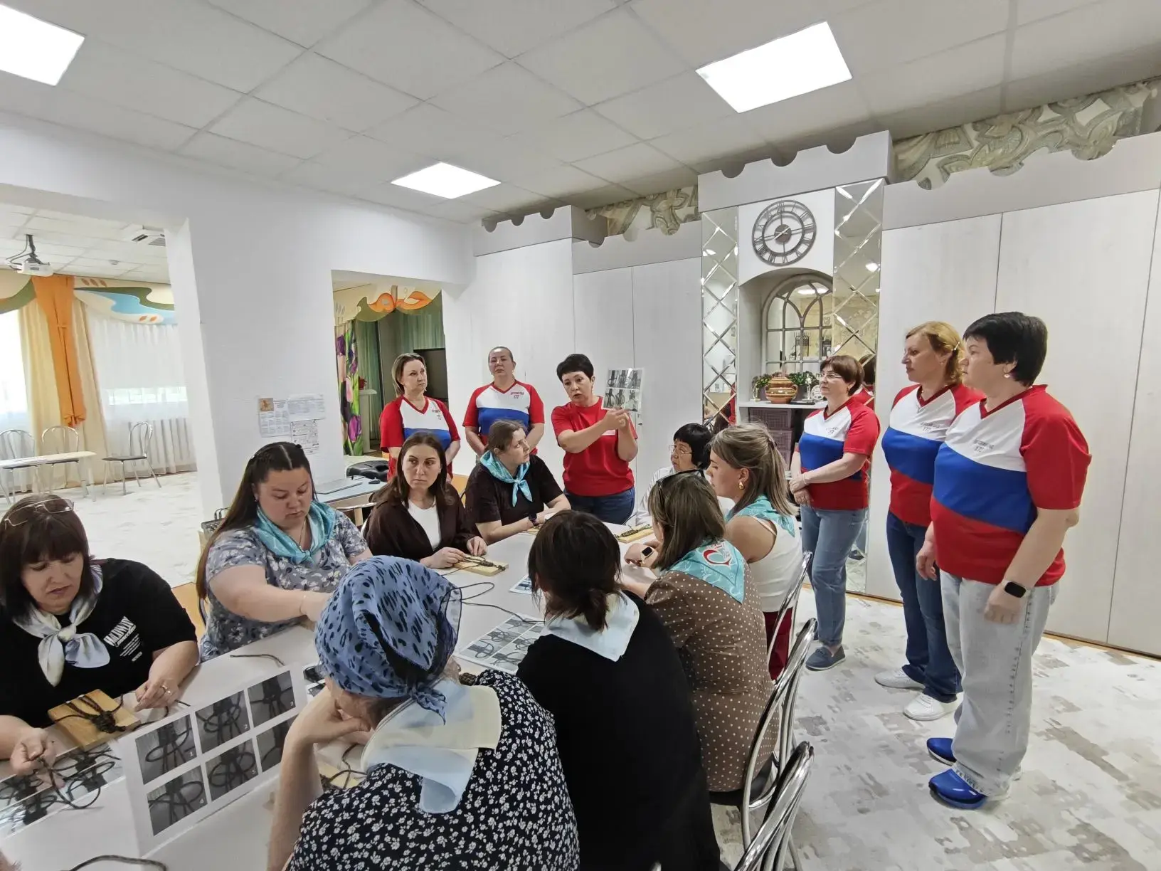 Сегодня сотрудники нашего детского сада приняли участие в мастер-классе по плетению браслетов выжива