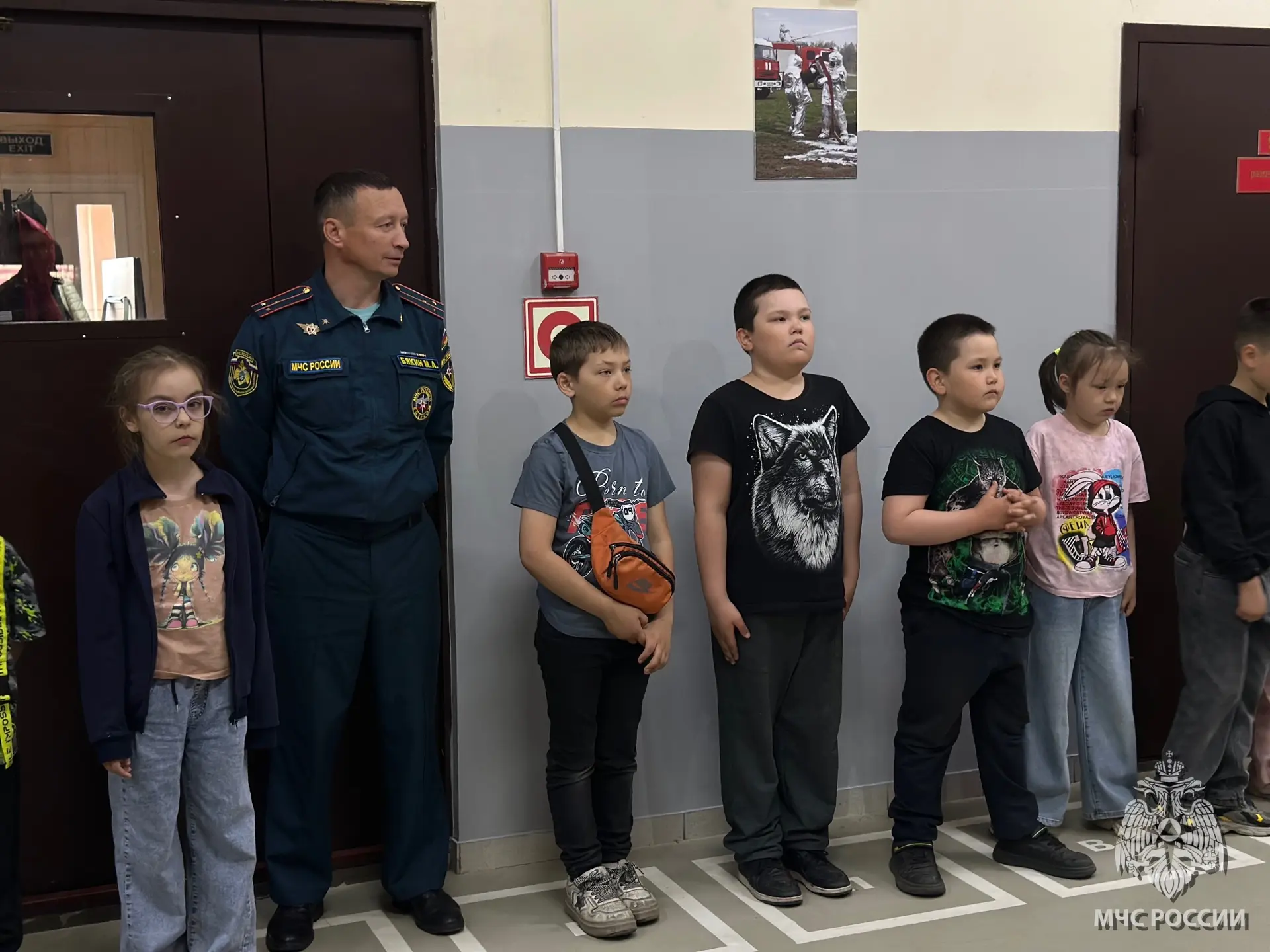 В гостях у огнеборцев: школьники из села Тельвиска посетили пожарно-спасательную часть в Нарьян-Маре