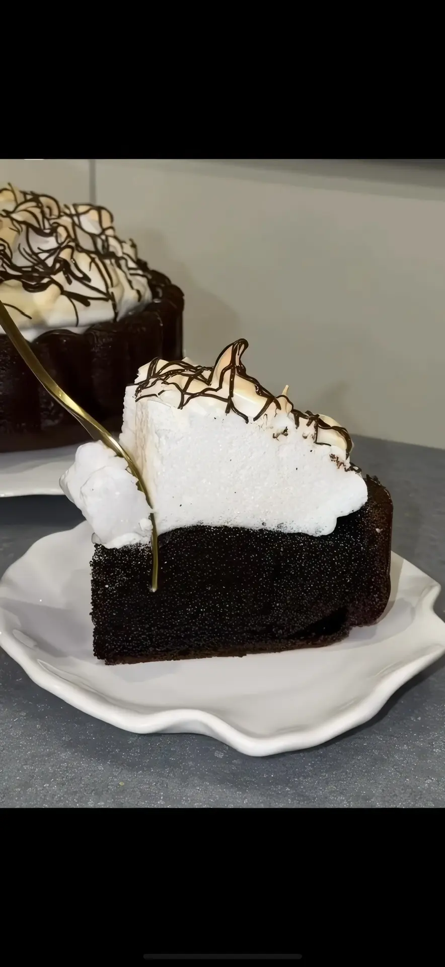 Торт «Улыбка» 🍫 

Этот торт состоит из шоколадного коржа, покрытого слоем безе и как правило, шокол