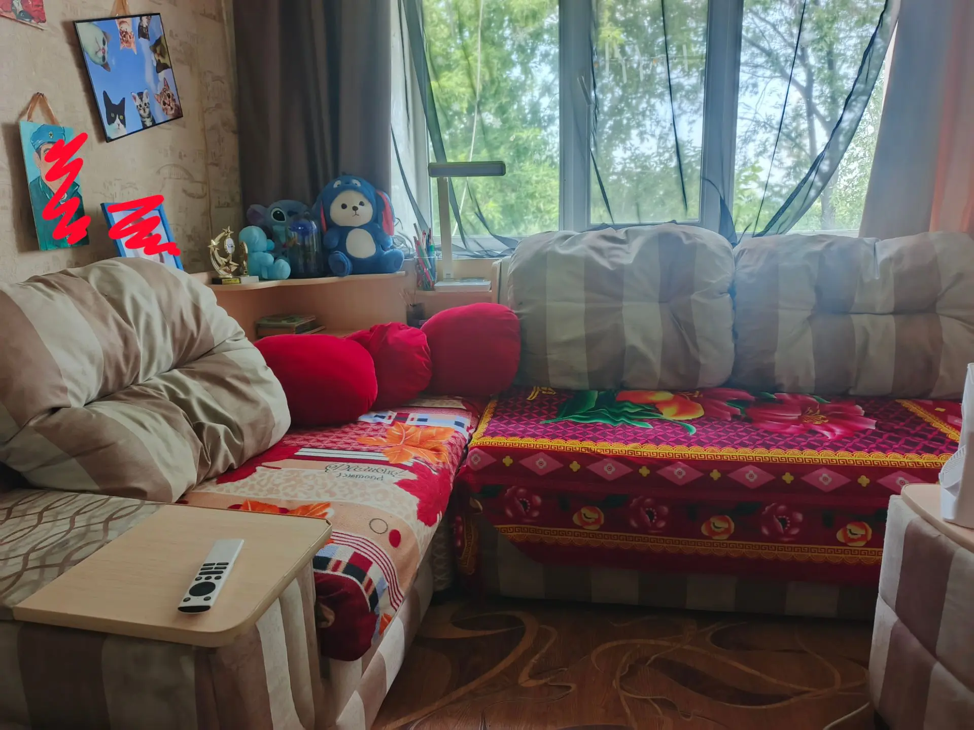 Здравствуйте , продам диван с тумбой. Требуется химчистка, замена болта в раздвижной части. Чигири. 