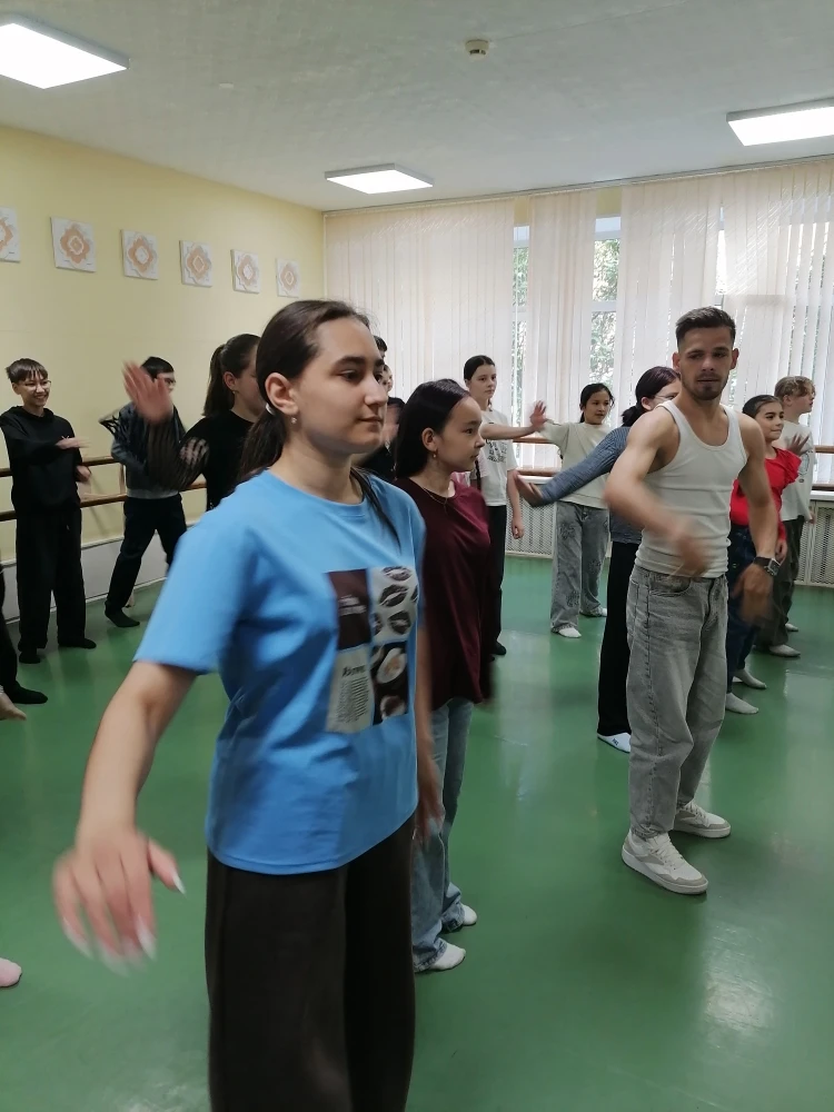 🛑Старшая группа летнего лагеря школы № 5  проводит время в центре детского творчества. Сначала ребя