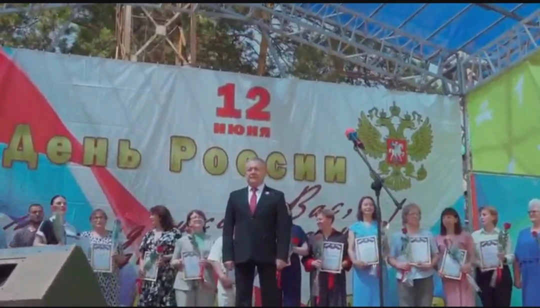 Праздник на городской площади: День России и День города!

Главная площадь превратилась в эпицентр в