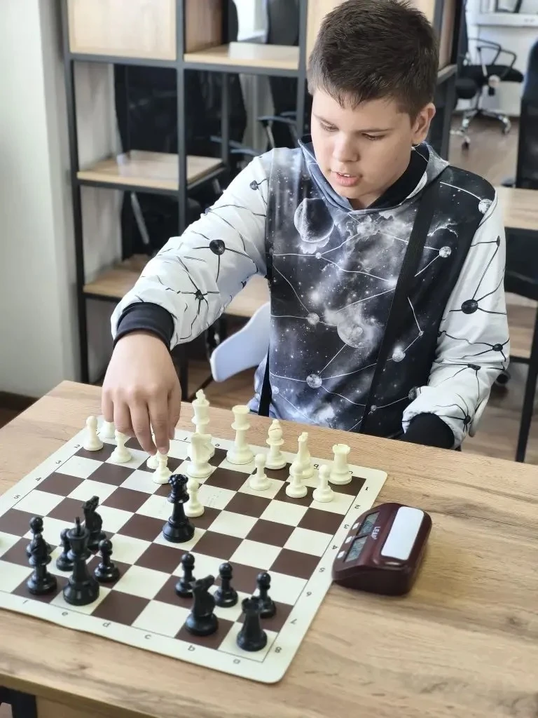 ♟️ Поздравляем Ахмадулина Амира, ученика 5Б класса, с успешным выступлением на шахматном турнире «Ми