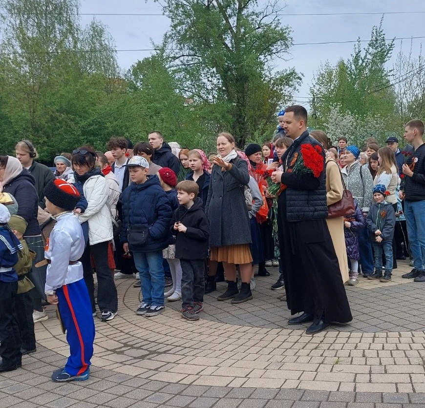 В этот Великий Праздник - День Победы, Русская Община г.Химки посетила несколько мемориалов города.

