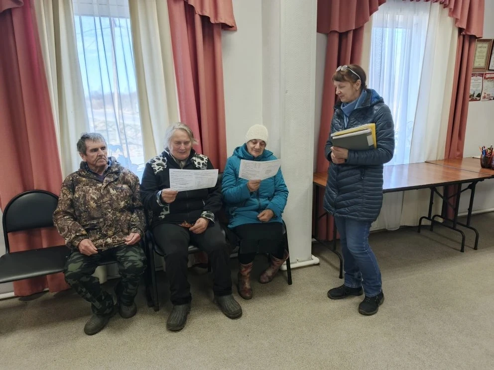 Сегодня жителей Крюковской и Флоровской сельских территорий посещали наши работники: парикмахер Е.А.