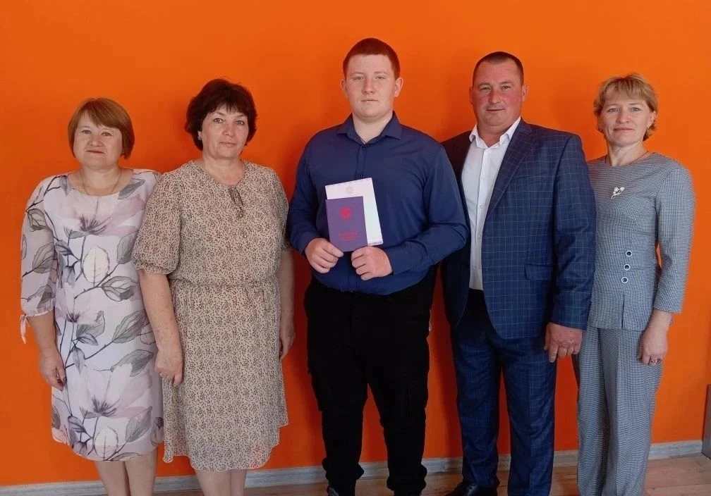Сегодня в нашей школе прошло торжественное вручение аттестатов выпускникам 9 класса.
👏👏👏Получение