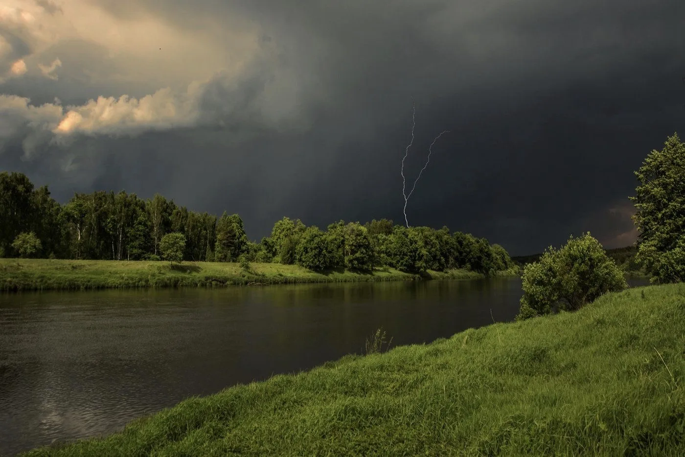 Непогода в Ивановской области: будьте осторожны! ⛈️🌧️

Жителей региона предупреждают о надвигающемс