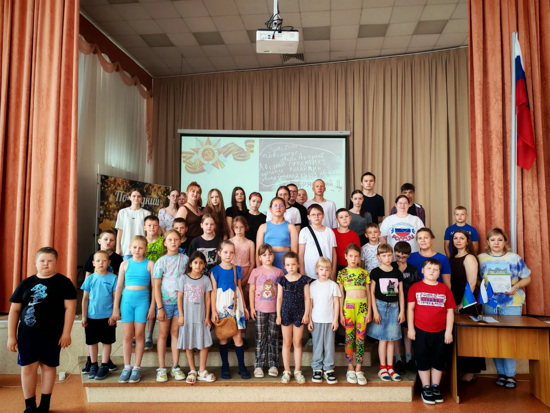 🇷🇺Патриотический час..
 
В библиотеку Половинкинской школы  передана замечательная книга «Здесь бы