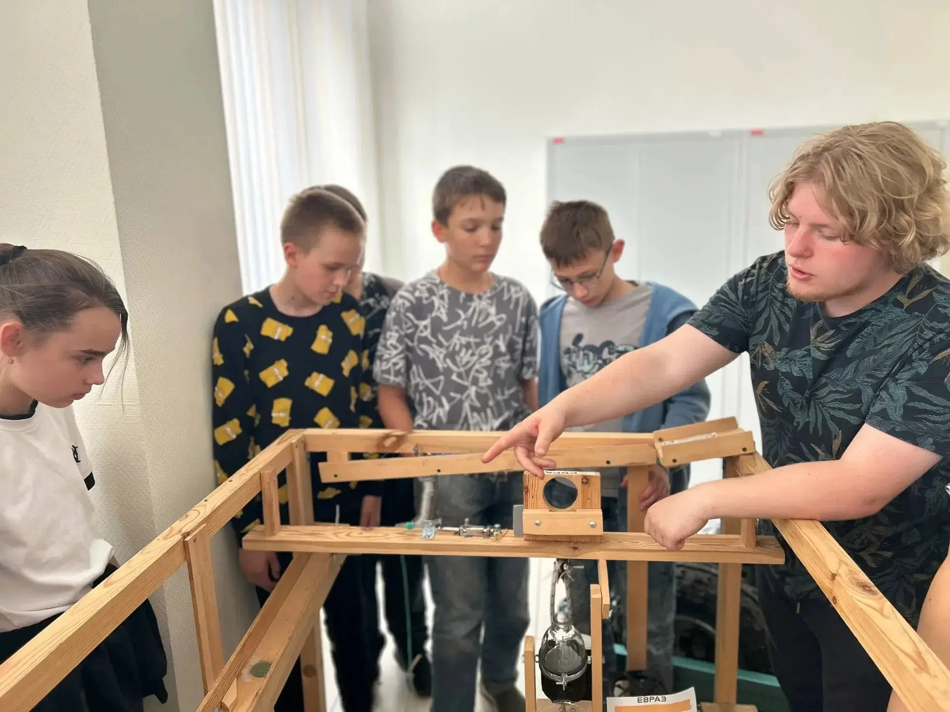 Старшие инженеры — младшим: мастер-класс от профи 🔧🧠 
 
В инженерном отряде нашего лагеря продолжа