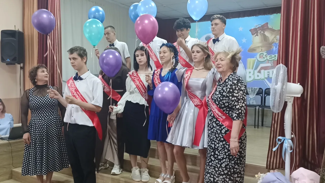 В нашей школе прошёл выпускной для учащихся 9 и 12 классов. Ребята получили свидетельство об обучени