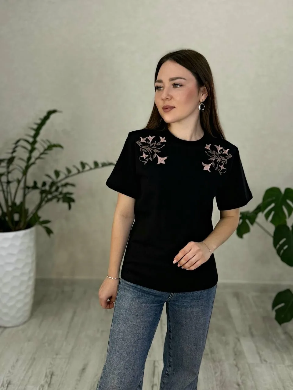 Футболка "Ляля"
Материал: турецкий трикотаж 2х нитка.
Рисунок: вышивка
Цвет:  черный🖤
Размер: 42. 4