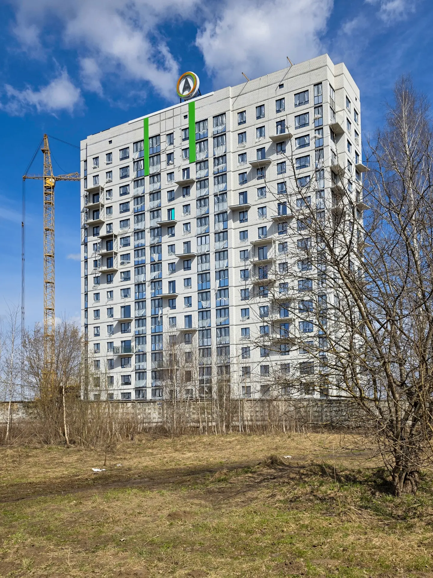 В «Зелёном» монтируют декоративную облицовку и ограждения на тех самых балконах нестандартной формы,