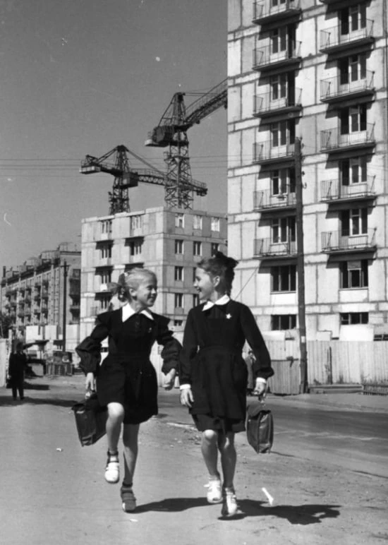Стоить будущее

На снимке 1960 год. Две школьницы идут по улице только что построенного района. У ни
