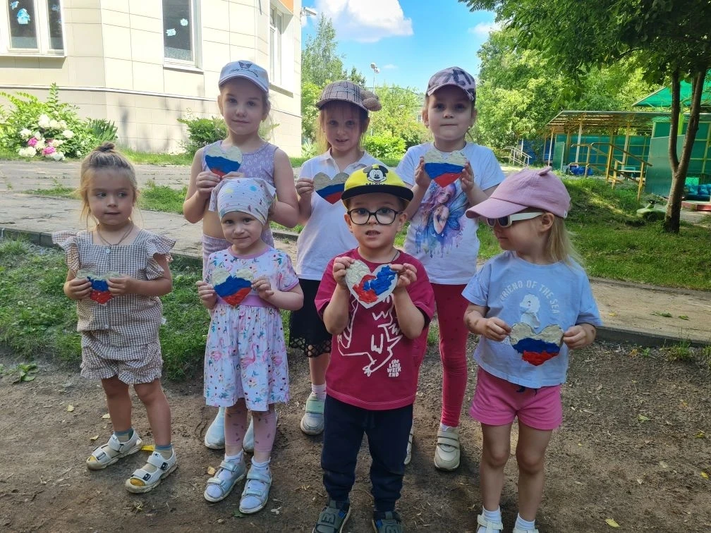 В детском саду ярко отметили День России. 
Ребята поговорили о символах страны — матрешке, балалайке