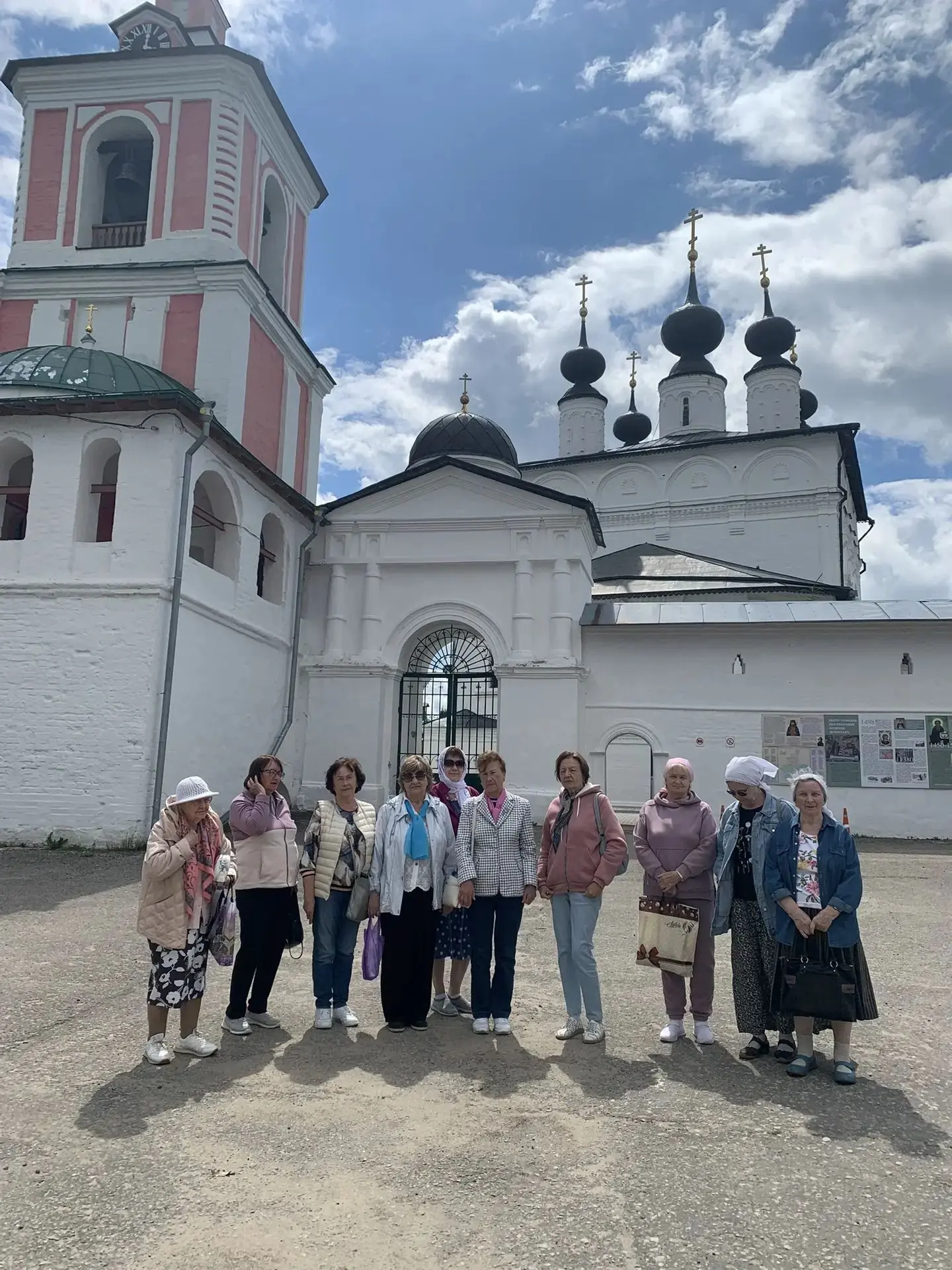 Отдыхающих социально-оздоровительного центра «Сосновый бор»💚 побывали на экскурсии. Люди старшего п
