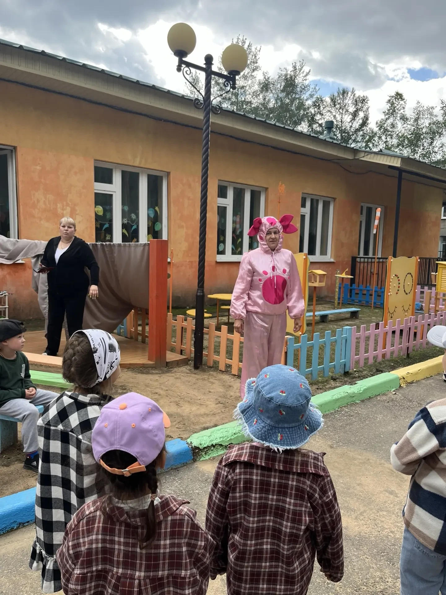 🎉 Лунтик в гостях! 🎉Сегодня в нашем детском саду был особенный день — к ребятам пришёл любимый гер