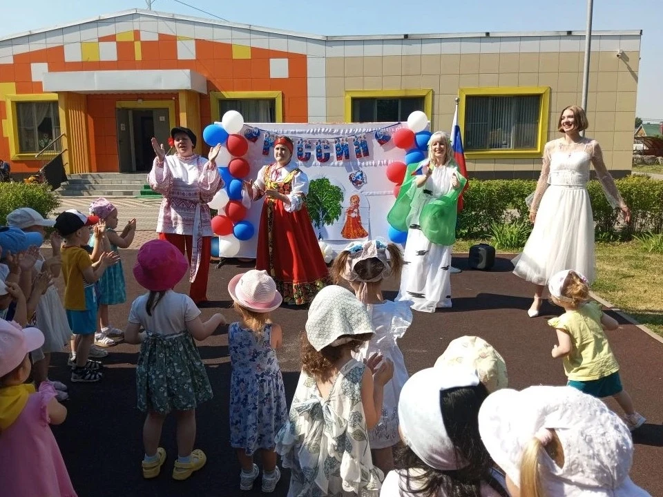 В преддверии Дня России в корпусе «УНИКУМ» прошёл замечательный праздник, посвящённый нашей любимой 