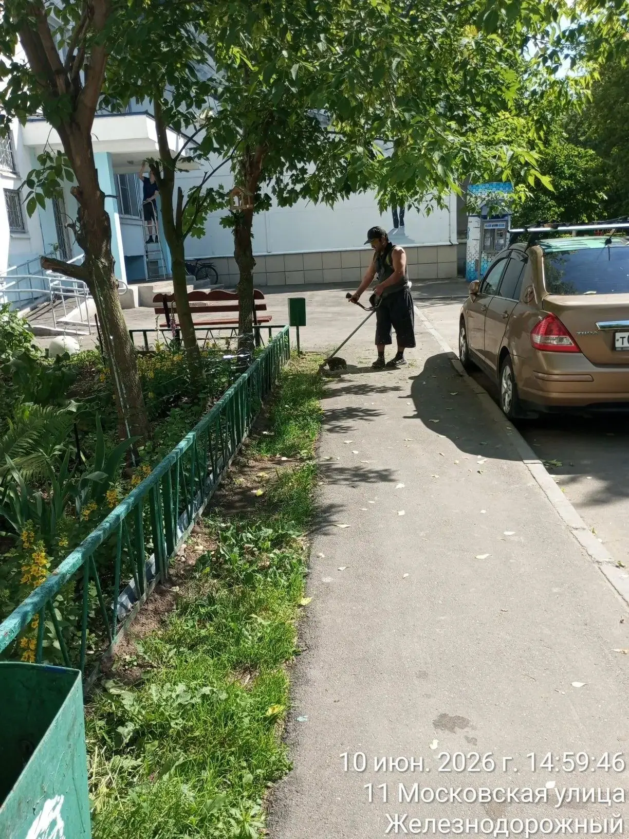 Проводятся работы по своевременному покосу травы во дворах.

#уборкатерритории #управляющаякомпания 