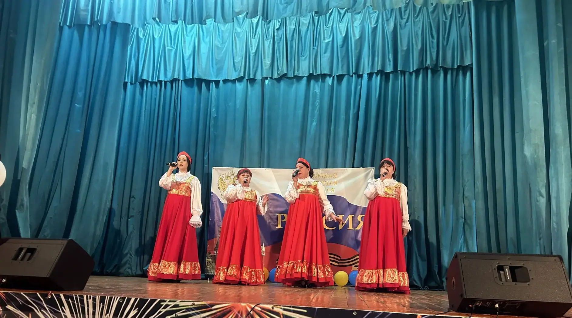 В Доме культуры прошёл праздничный концерт, посвящённый Дню России, где на протяжении всего вечера з