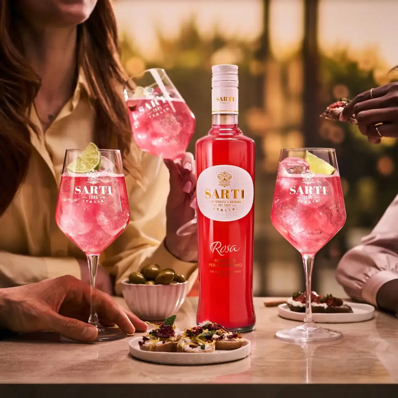 Готовим трендовый летний коктейль Sarti Rosa Spritz🍊 Его кораллово-розовый цвет буквально притягива