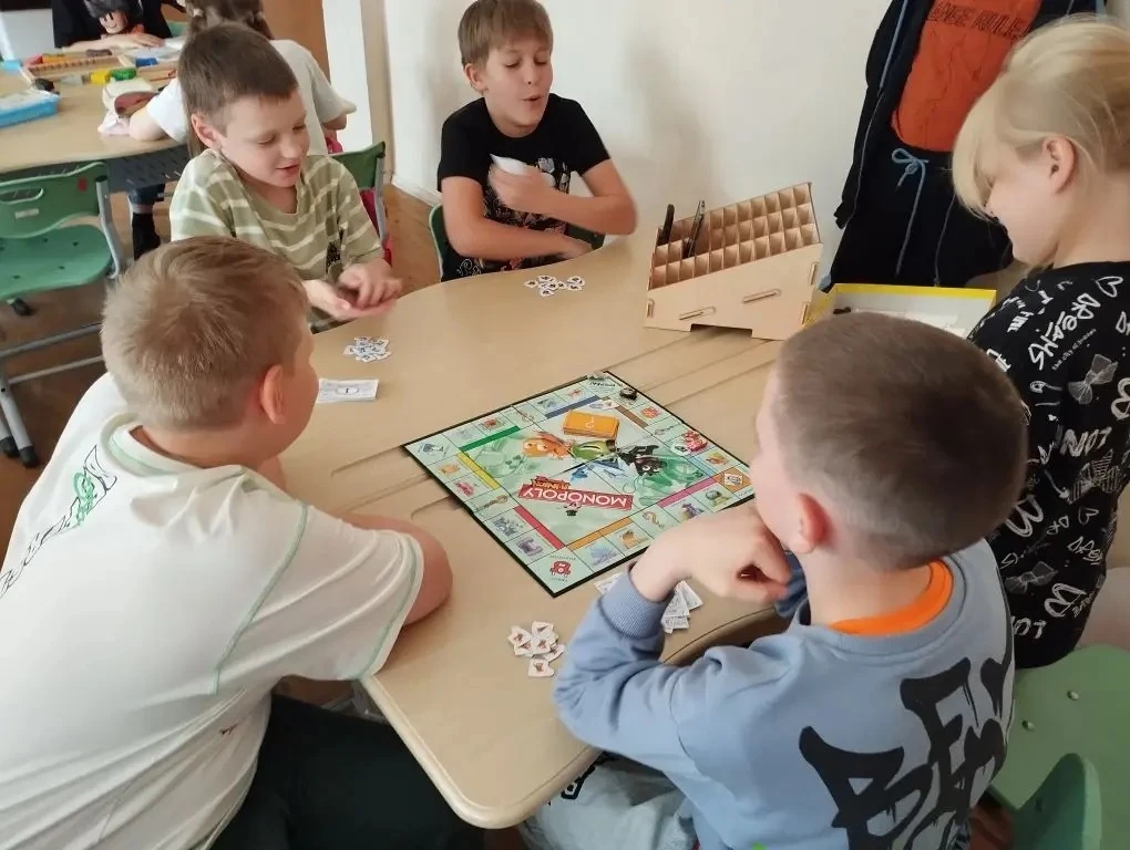 🌞💪 Наш сегодняшний день в лагере начался с традиционной бодрой зарядки! 🏃‍♂️🏃‍♀️ 

После зарядки